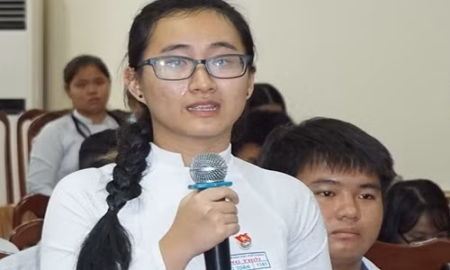 Nữ sinh khóc, kể về câu chuyện của lớp mình và giáo viên dạy Toán. Ảnh: Minh Nhật.