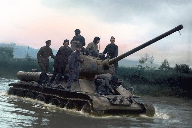 Xe tăng T-34 của Liên Xô vượt sông Handasa-Gava ở hòn đảo Nam Sakhalin năm 1945.