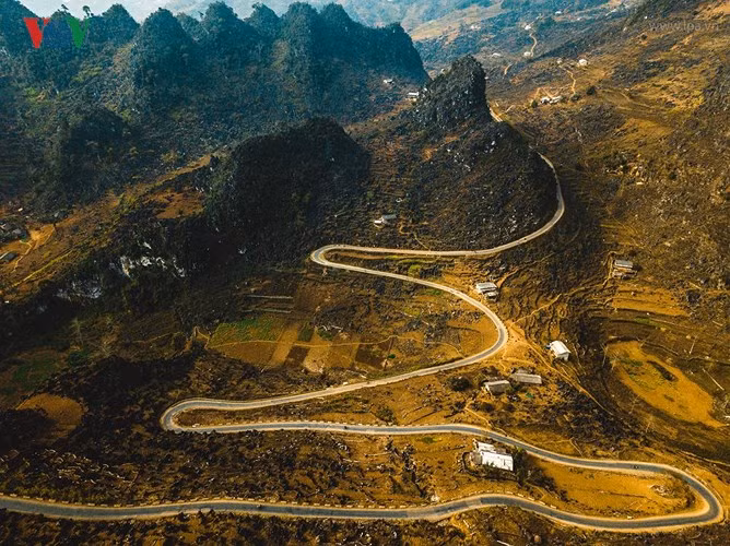 Những con đường dài men theo sườn núi của Hà Giang khiến người ta nghĩ về những cuộc hành trình nhiều trải nghiệm, đẫm mồ hôi mỏi mệt nhưng cũng hân hoan niềm sảng khoái khi tận hưởng cảm giác thư thái giữa thiên nhiên.