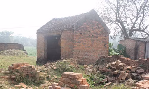 Ngôi nhà gạch hoang tàn sau khi hai đại gia đình gặp nạn.