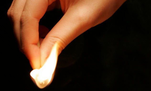 Theo đó, người ta đốt một que diêm hoặc cây nến làm nóng móng tay người chết. Trong trường hợp người đó còn sống thì sẽ cảm thấy đau đớn và có những phản ứng giúp mọi người xung quanh nhận ra trước khi đem chôn cất họ.