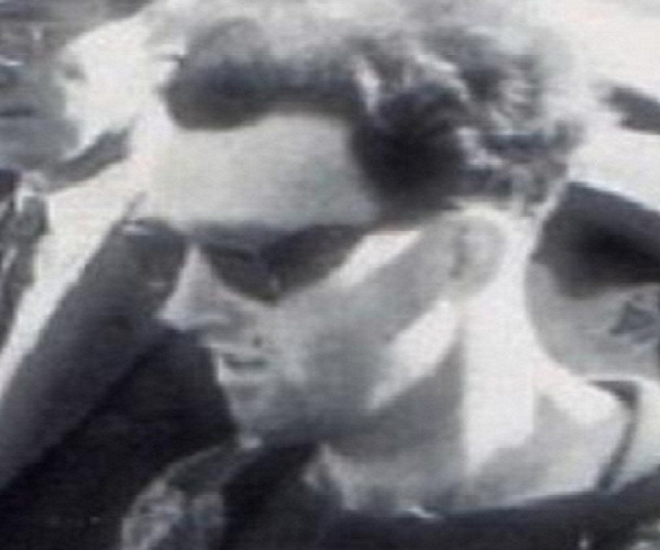 Cụ thể, người đàn ông này đeo kính râm, mặc trang phục theo phong cách thời trang thế kỷ 21. Các chuyên gia đã kiểm tra và xác định bức ảnh không qua chỉnh sửa.