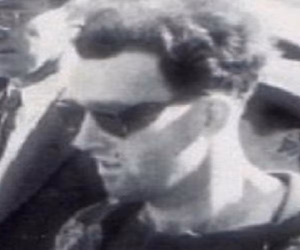 Cụ thể, người đàn ông này đeo kính râm, mặc trang phục theo phong cách thời trang thế kỷ 21. Các chuyên gia đã kiểm tra và xác định bức ảnh không qua chỉnh sửa.