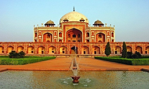 Lăng mộ Humayun ở Delhi, Ấn Độ là nơi yên nghỉ của Hoàng đế Humayun của vương triều Mughal. Vợ của Hoàng đế Humayun đã cho xây dựng lăng mộ này sau.
