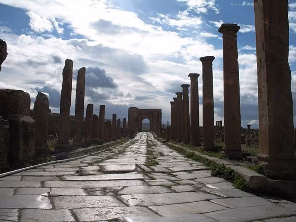 Nền văn minh La Mã cổ đại còn nổi tiếng với hệ thống đường xá vô cùng chắc chắn và bền, thậm chí còn được sử dụng đến ngày nay. Để tạo ra những con đường đó, người La Mã đào sâu 3m ở địa hình mà họ dự kiến làm đường. Kế đến, các rãnh sâu này sẽ được lấp đầy bằng đá nặng.