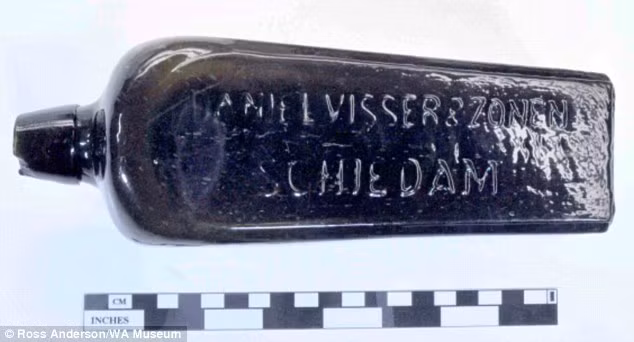 Các chuyên gia cũng tiến hành so sánh mẫu chữ viết tay trên cuộn giấy với chữ của thuyền trưởng trong nhật trình.