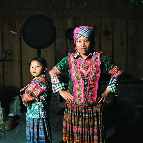 Hai mẹ con người Mông trong khu bếp truyền thống của người Mông. Bức ảnh được chụp tại một bản của người Mông, gần thị trấn Vinh Quang - Huyện Hoàng Su Phì.