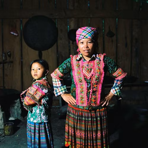 Hai mẹ con người Mông trong khu bếp truyền thống của người Mông. Bức ảnh được chụp tại một bản của người Mông, gần thị trấn Vinh Quang - Huyện Hoàng Su Phì.
