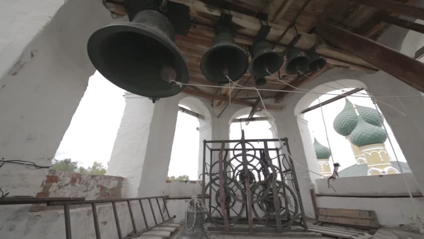 Vì quả chuông đã được rung lên nói về bí mật cái chết của Hoàng tử Dmitry nên nó phải hứng chịu một hình phạt kỳ quái là bị tử hình bằng cách: tước mất lưỡi chuông, bị cắt một bên quai chuông, bị roi quất và cuối cùng là bị lưu đày đến Tobolsk.