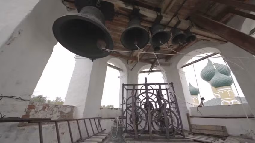 Vì quả chuông đã được rung lên nói về bí mật cái chết của Hoàng tử Dmitry nên nó phải hứng chịu một hình phạt kỳ quái là bị tử hình bằng cách: tước mất lưỡi chuông, bị cắt một bên quai chuông, bị roi quất và cuối cùng là bị lưu đày đến Tobolsk.