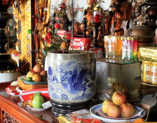 Tro Phật được con người sử dụng để trừ tà, xua đuổi ma quỷ. Theo quan niệm của người Việt, Phật là thần linh bảo vệ con người bình an. Do vậy, bạn hãy vào chùa xin một ít tro bỏ vào túi mang bên mình để trừ tà và sẽ không có ma quỷ nào dám tới gần.