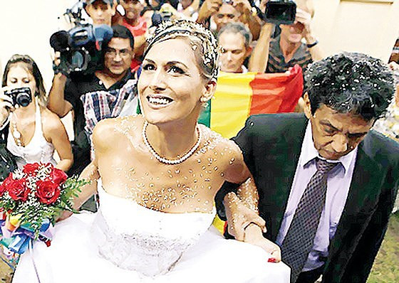 Từ năm 2008, chính phủ Cuba bắt đầu đưa ra chương trình phẫu thuật chuyển đổi giới tính miễn phí cho công dân. Bỉ là đối tác lâu dài của Cuba trong lĩnh vực này, với việc cung cấp dược phẩm và hỗ trợ phẫu thuật. Toàn bộ chi phí được bảo hiểm chi trả. Cuba là một trong những quốc gia có hệ thống y tế tốt nhất thế giới, với tỷ lệ bác sĩ trên bệnh nhân cao thứ hai thế giới. Trong ảnh: Một đám cưới người chuyển giới tại Cuba.