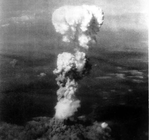 Hình ảnh lịch sử ghi lại sự kiện Mỹ ném bom nguyên tử xuống thành phố Hiroshima ngày 6/8/1945. Một đám mây hình nấm khổng lồ được hình thành sau vụ nổ. Theo ước tính, khoảng 258 người chết và bị thương trong sự kiện này.