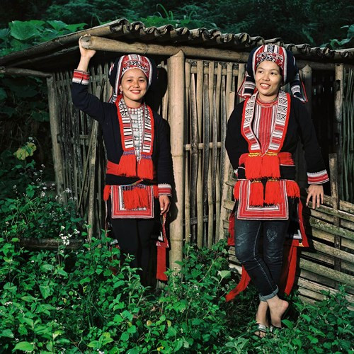 Hai chị em cô gái Dao Đỏ trong vườn nhà.