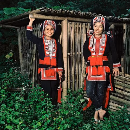 Hai chị em cô gái Dao Đỏ trong vườn nhà.