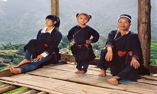 Phụ nữ thuộc 3 thế hệ người Dao Áo dài trên một túp lều lưng chừng núi. Đây là nơi nghỉ ngơi của bà con mỗi ngày lên nương, lên rẫy. Bức ảnh được chụp tại một bản thuộc xã Nam Sơn - Huyện Hoàng Su Phì.