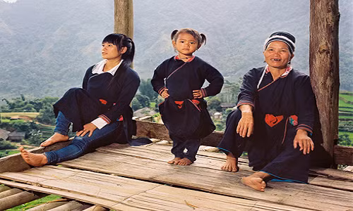 Phụ nữ thuộc 3 thế hệ người Dao Áo dài trên một túp lều lưng chừng núi. Đây là nơi nghỉ ngơi của bà con mỗi ngày lên nương, lên rẫy. Bức ảnh được chụp tại một bản thuộc xã Nam Sơn - Huyện Hoàng Su Phì.