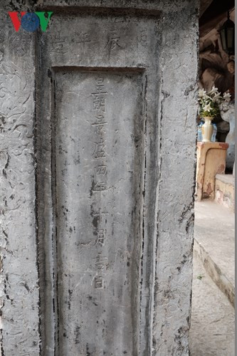 Hai tấm bia lớn đặt sau hậu cung ghi lại những tư liệu quý từ thời Hậu Lê, đời Chính Hòa, năm Canh Thân (1680) sau khi lên ngôi, nhà vua đã cho xây dựng lại chùa.