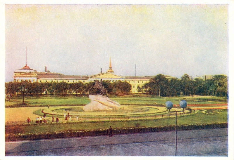 Người dân Liên Xô ghé thăm nhiều di tích gắn liền với lịch sử hào hùng của dân tộc ở Leningrad.