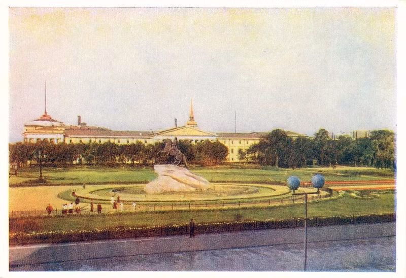 Người dân Liên Xô ghé thăm nhiều di tích gắn liền với lịch sử hào hùng của dân tộc ở Leningrad.