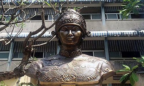 Tượng Hoàng hậu Từ Dũ trong khuôn viên Bệnh viện Từ Dũ.