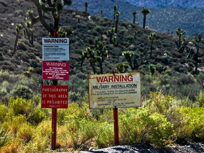 Khu vực 51, Mỹ: Mãi đến năm 2013, chính phủ Mỹ mới chính thức xác nhận sự tồn tại của cơ sở tối mật này. Theo tài liệu được giải mã, khu vực 51 này là một căn cứ của không quân Mỹ, nơi các máy bay thế hệ mới được nghiên cứu và phát triển thử nghiệm. Có nhiều lời đồn đoán rằng khu vực 51 này là nơi chính quyền liên bang đang cất giấu những bằng chứng về UFO và người ngoài hành tinh.