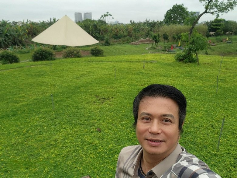 Diễn viên Bá Anh khoe không gian với thảm cỏ xanh ngát, bình yên. Qua những bức hình cho thấy cơ ngơi thú vị, ấn tượng của gia đình nghệ sĩ Tú Oanh. 