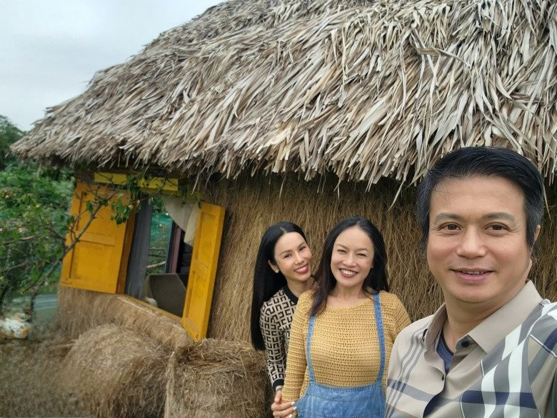 Ngoài căn villa đó, cặp đôi còn sở hữu "nhà tranh" ở Long Biên, Hà Nội. Mới đây, diễn viên Bá Anh đã khoe trên trang cá nhân khi đến thăm cơ ngơi này của gia đình nghệ sĩ Tú Oanh. Anh thốt lên: "Thăm nhà chị tôi. Khung cảnh đẹp như tranh và cảm giác thanh thản hàn huyên bên những người bạn thân thiết. Mang lại trải nghiệm thư giãn và an yên. Đó là khoảnh khắc tuyệt vời để tận hưởng sự gắn kết và chia sẻ niềm vui với những người mà bạn quý trọng".