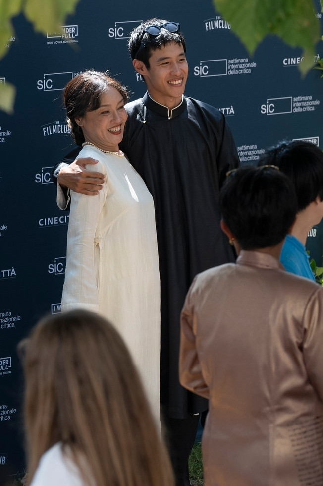 Gần đây nhất, diễn viên Tú Oanh xuất hiện cùng con trai Bùi Thạc Phong tại Liên hoan phim Venice lần thứ 81 được tổ chức mới đây tại Bắc Italy. 