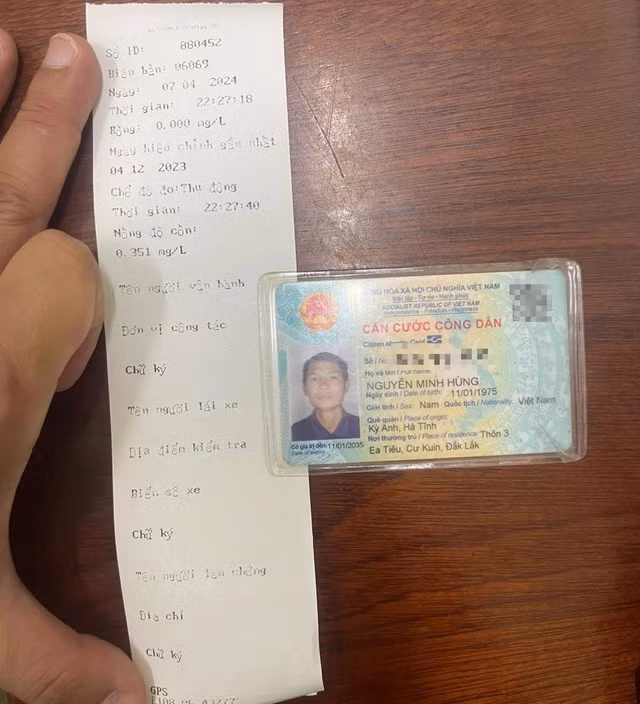 Tam giu nguoi dan ong vung tay dam vao mat CSGT