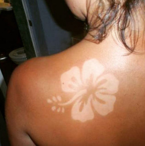 Xăm cháy nắng. Mốt xăm cháy nắng năm 2015 được đông đảo giới trẻ chào đón bằng cách liên tục đăng trên mạng xã hội những bức ảnh có họa tiết bắt mắt trên nền da cháy nắng. Xăm cháy nắng thu hút nhiều người áp dụng còn bởi sự khác lạ, không gây đau đớn.