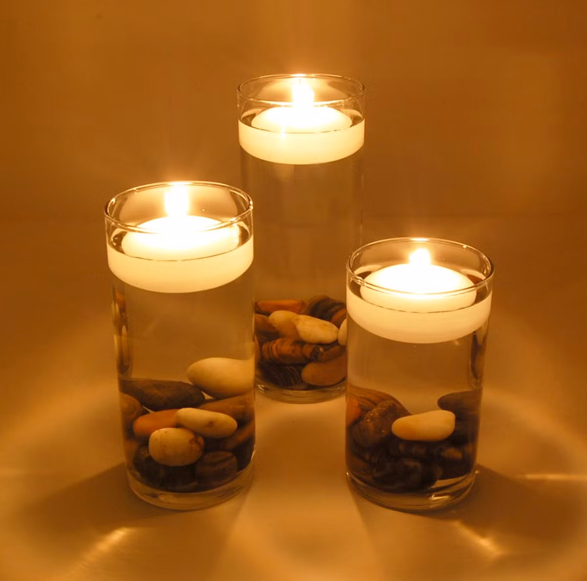 Ước tính, 1 cây nến thơm paraffin chứa ít nhất 20 loại độc tố. Trong số đó có các loại độc tố nguy hiểm nhất như trichloroethane, acetone, xylene, phenol, cresol, chlorobenzene… làm tăng nguy cơ ung thư, kích ứng phổi cùng các vấn đề về não bộ.