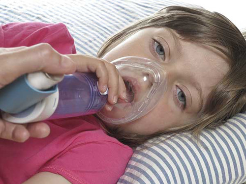 Một trong những rủi ro sức khỏe rõ rệt nhất do độc tố từ nến thơm là các vấn đề về hô hấp, hen suyễn. Khi nến được đốt cháy, các chất độc được thải ra ngoài bằng khói khiến bạn hít phải, dễ gây kích ứng phổi cùng tế bào nhạy cảm đường hô hấp.