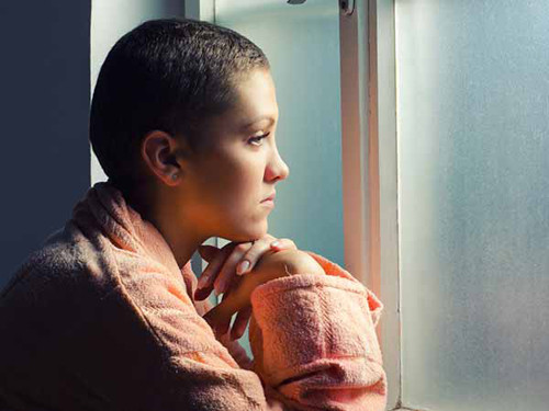 Ngửi khói từ nến thơm còn làm tăng nguy cơ ung thư do khói chứa nhiều benzen và toluen. Đây được xem là ảnh hưởng nguy hiểm nhất của nến thơm với sức khỏe.