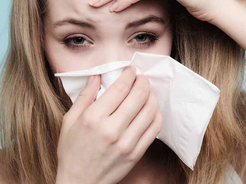 Mùi thơm tổng hợp từ nến còn gây kích ứng đường hô hấp. Bệnh nhân có thể bị dị ứng nhẹ hoặc nặng gây nguy hiểm sức khỏe tổng thể.