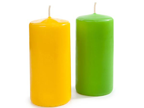 Khói từ nến thơm còn chứa chất chì độc hại. Khi đi vào cơ thể, chì gây hại não, phổi, gan và mất cân bằng hormone. Việc thêm chì rất cần thiết khi sản xuất nến bởi chì giúp phần bấc đủ cứng để đứng thẳng.