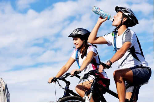 Ngoài việc đốt cháy lượng calo cực lớn, đạp xe là bài tập giảm cân được nhiều người lựa chọn nhờ tính năng động. Khi chọn nó, bạn có thể tập trong nhà với máy tập chuyên dụng hoặc chiếc xe đạp bình thường. Với bộ môn này, bạn hoàn toàn luyện tập một mình cũng như tham gia theo nhóm.