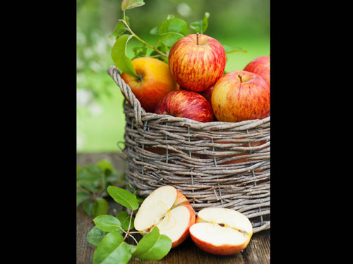 Táo được khuyên dùng nhờ chứa nhiều chất xơ, chất chống oxy hóa và giàu giá trị dinh dưỡng. Khi đi vào cơ thể, chúng ức chế sự phát triển của tế bào ung thư. Bằng cách này, bạn sẽ được bảo vệ an toàn trước sự “hung hãn” của căn bệnh.