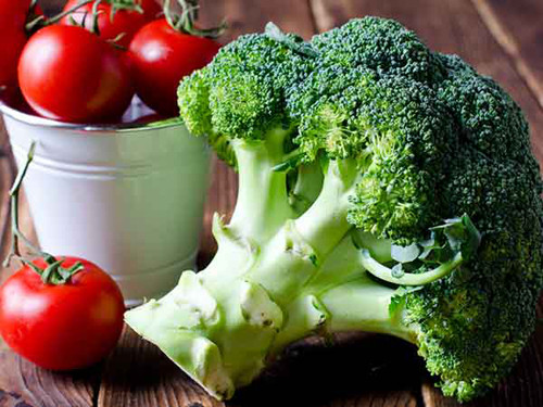 Cà chua cũng được khuyên dùng với súp lơ xanh bởi ngoài việc giàu lycopene, cà chua còn chứa nhiều vitamin C, A, E, B, lutein và zeaxanthin trong khi súp lơ xanh giàu vitamin K, folate và các chất chống ung thư. Kết hợp chúng mang lại khả năng giảm ung thư lên tới 50%.