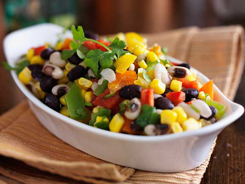 Đậu đen kết hợp với ớt chuông đỏ khiến cơ thể dễ dàng hấp thụ lượng sắt trong đậu đen. Ước tính, việc kết hợp vitamin C trong ớt chuông đỏ với đậu đen giúp cơ thể hấp thu lượng sắt trong đậu cao hơn gấp 6 lần so với cách ăn uống đơn thuần.