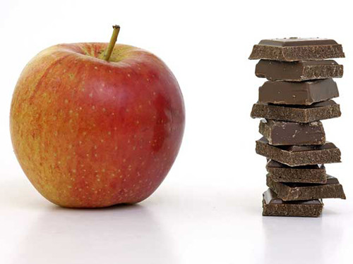 Socola đen và táo cũng được đánh giá là sự kết hợp hoàn hảo. Kết hợp chúng, bạn không còn phải lo lắng các vấn đề về tim mạch như nhồi máu cơ tim. Đặc biệt, “cặp đôi” thực phẩm này khi được ăn cùng nhau giúp cơ thể hấp thu lượng lớn catechin trong socola đen, góp phần củng cố sức khỏe tim mạch.