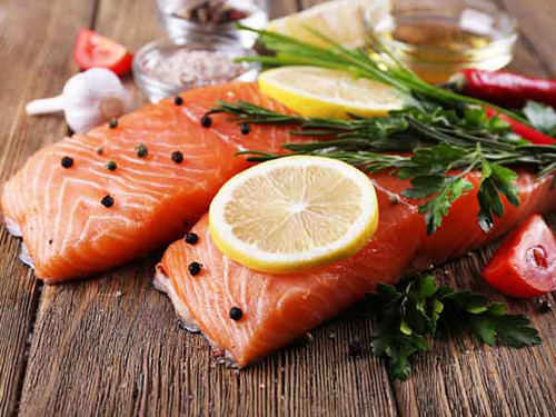 Tỏi với cá hồi cũng là cách kết hợp lý tưởng. Ngoài việc tăng hương vị món ăn, tỏi còn làm giảm lượng cholesterol xấu trong cá hồi, tăng khả năng hấp thụ axit béo omega – 3 cùng các dưỡng chất trong loại cá siêu dinh dưỡng này.