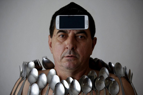 Bosnia Muhibija Buljubasic được cho rằng không bao giờ đánh mất chìa khóa do cơ thể anh có khả năng hút các vật bằng kim loại. Bên cạnh đó, các vật dụng từ nhựa, điện thoại dị động cũng rất “kết” cơ thể người đàn ông này.