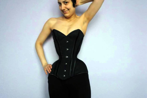 Michele Koebke lại mong muốn trở thành người có vòng eo nhỏ nhất thế giới. Cô sử dụng áo corset trong thời gian dài để có được vẻ bề ngoài như vậy.