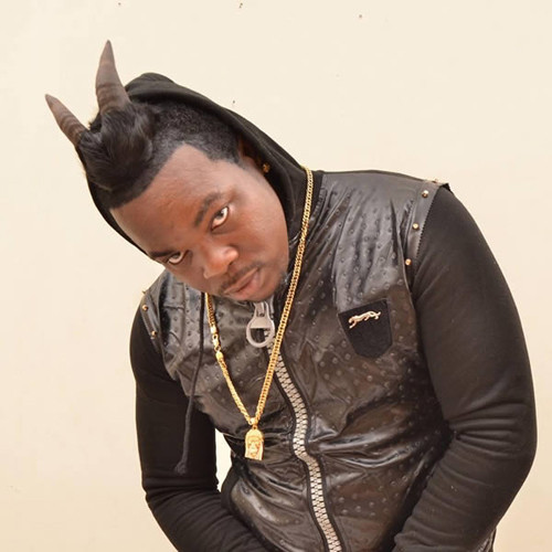 Nếu như người khác khổ sở vì những chiếc sừng thì nghệ sĩ Kenardo André Robinson (29 tuổi) người Jamaica lại chi số tiền lớn để được cấy một chiếc sừng dê thật lên đầu. Anh mong muốn với chiếc sừng này mình sẽ gặp nhiều may mắn và thu hút sự chú ý của mọi người.