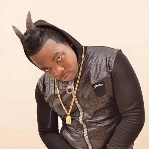 Nếu như người khác khổ sở vì những chiếc sừng thì nghệ sĩ Kenardo André Robinson (29 tuổi) người Jamaica lại chi số tiền lớn để được cấy một chiếc sừng dê thật lên đầu. Anh mong muốn với chiếc sừng này mình sẽ gặp nhiều may mắn và thu hút sự chú ý của mọi người.