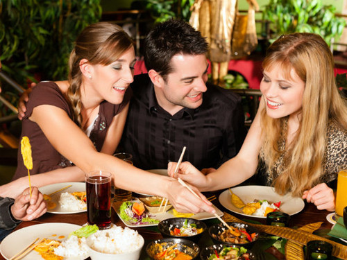 Bạn phải tự thay đổi thói quen ăn uống. Lượng thực phẩm ăn vào là nguyên nhân chính gây tăng cân. Uống thuốc giảm cân không giúp bạn loại bỏ cảm giác thèm ăn hoàn toàn. Bạn phải tự kiềm chế cảm giác của mình thay vì phụ thuộc hoàn toàn vào chúng.