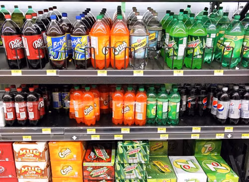 Nước ngọt. Nước ngọt khá phổ biến trong các bữa ăn hàng ngày. Tuy nhiên, bạn nên cân nhắc trước khi sử dụng chúng bởi hóa chất, chất tạo màu trong nước ngọt không chỉ ảnh hưởng xấu tới việc dụng trứng, chất lượng tinh trùng mà còn làm tăng nguy cơ ung thư.