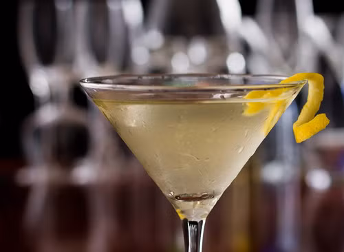 Rượu. Quá nhiều rượu có ảnh hưởng không tốt cho tim và gan. Uống nhiều rượu cũng làm tăng nguy cơ bị ung thư miệng, họng, thanh quản, thực quản, ung thư gan và ung thư vú. Khi kết hợp với hút thuốc lá, uống rượu quá mức làm tăng nguy cơ bị nhiều dạng ung thư khác.