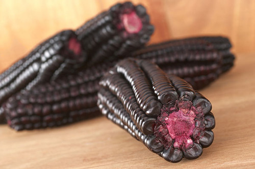 Ngừa ung thư. Ngoài lượng chất xơ vượt trội, ngô tím còn chứa lượng lớn anthocyanins. Nghiên cứu từng chỉ ra, anthocyanin chiết xuất từ ngô tím có khả năng giết chết tới 20% tế bào ung thư trong ống nghiệm. Chất này trong quả cây cơm cháy, nho, cà rốt tím cũng được công nhận có khả năng ngừa bệnh hiệu quả ở người.